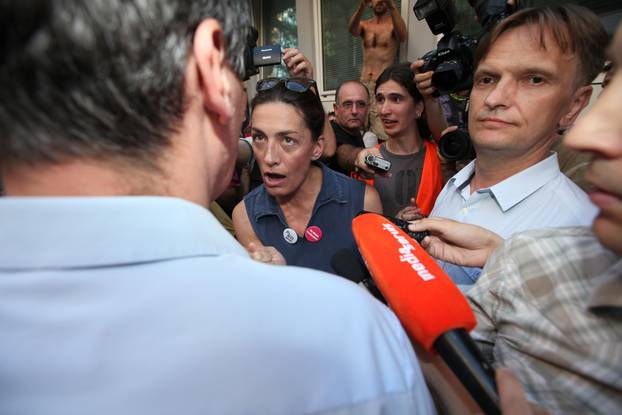 ARHIVA - 2010. Zagreb: Aktivisti za Varšavsku prosvjedovali pred sjedištem SDP-a 