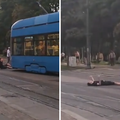 INCIDENT U ZAGREBU Mladi&cacute; legnuo ispred tramvaja: 'Ho&cacute;ete li biti odgovorni za ubojstvo?'