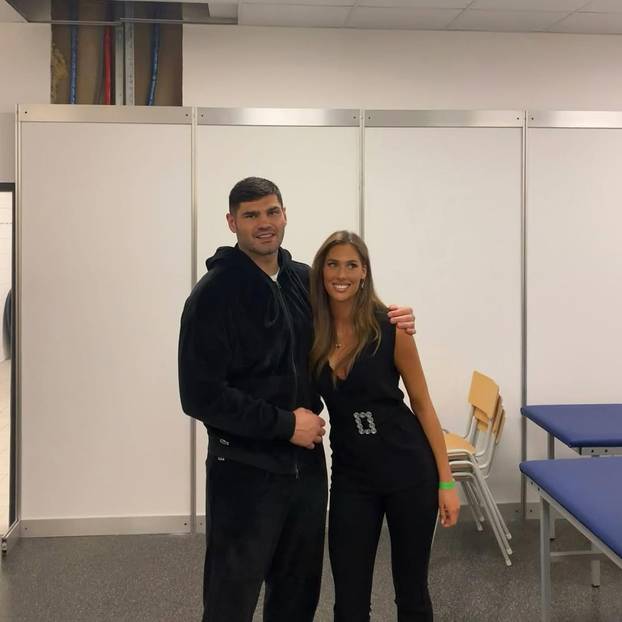 FOTO Ovo je ljepotica koja je osvojila srce Filipa Hrgovića. Od početka stoji uz 'El Animala'...