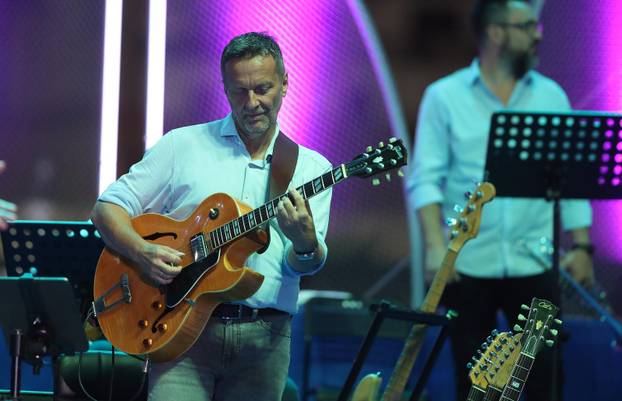 Vela Luka: Održan koncert "Trag u beskraju" posvećen Oliveru Dragojeviću