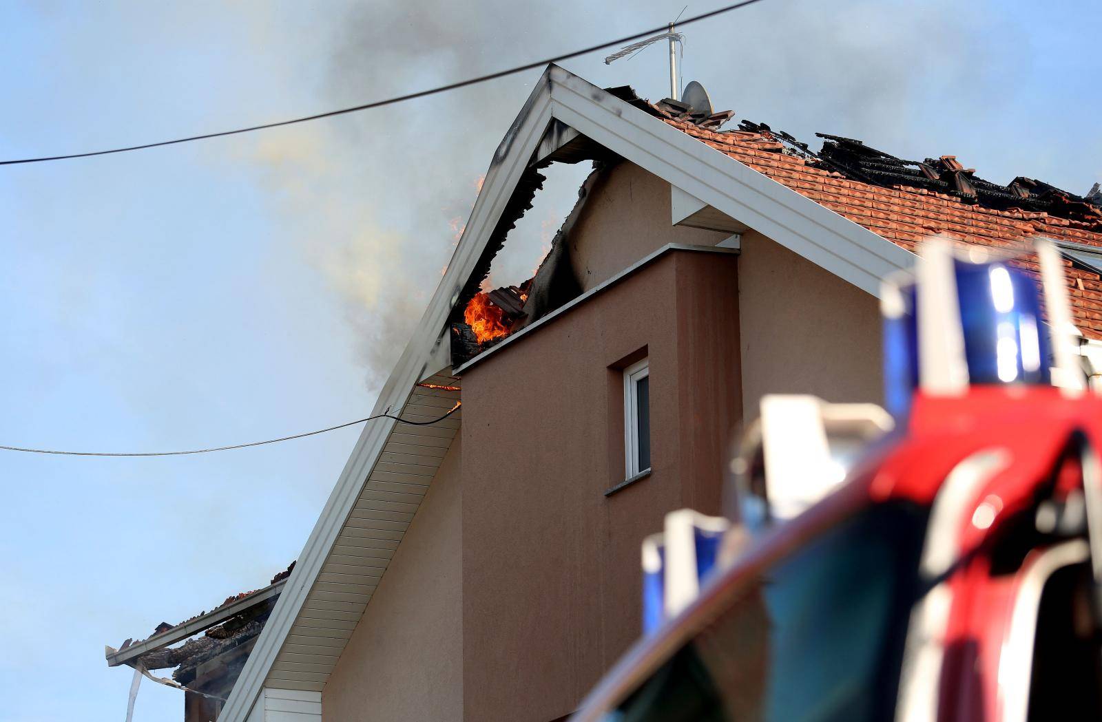 Velika Gorica: U stambenoj kuÄi izbio poÅ¾ar, na intervenciji ozlijeÄeno dvoje vatrogasaca