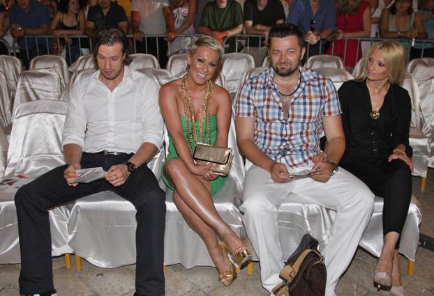 Dubrovnik: Indira s osmjehom na licu, a suprug nezainteresiran za Fashion Week
