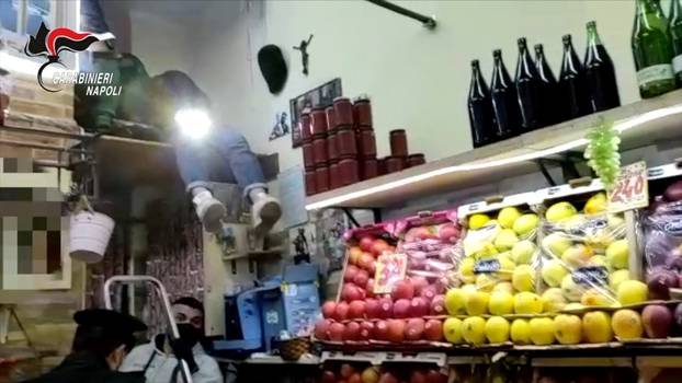 Italian police discovers big weapons cache in Naples fruit shop