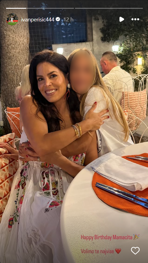 FOTO Ljubav iz školskih klupa: Gospođa Perišić slavi rođendan, a Ivanu je najveća podrška...