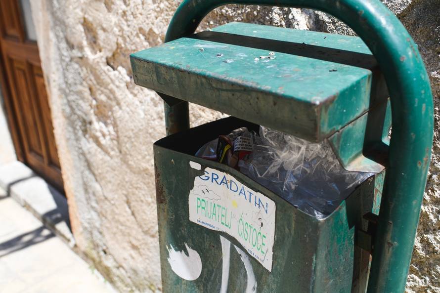 Zbog prosvjeda komunalnih radnika ne odvozi se otpad u Obrovcu