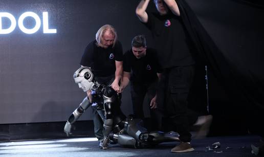 VIDEO Ruski robot pao tijekom predstavljanja. Srušio se čim je zakoračio na taktove 'Rockyja'