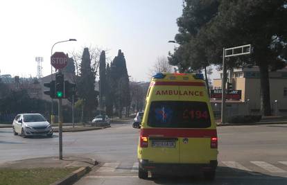 Električnim biciklom zabio se u auto, muškarac teško ozlijeđen