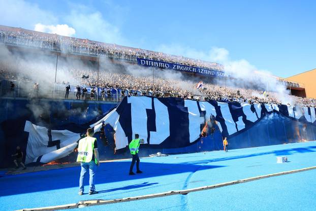 Torcida zapalila veliki transparent Bad Blue Boysima