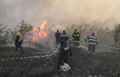 Ugašen veliki požar kod Omiša koji je na kratko ugrozio i kuće
