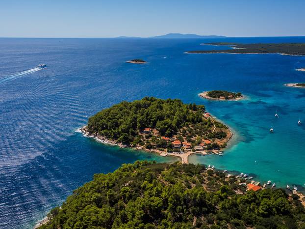Pogled iz zraka na drevnu potopljenu cestu kod Korčule, po njoj su ljudi hodali prije 7.000 godina