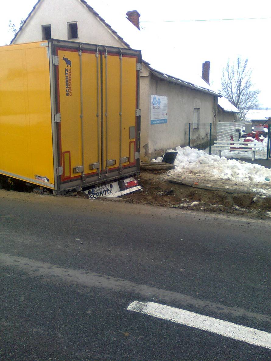 Zaspao? Kamionom je sletio s ceste u  jarak i zabio se u kuću