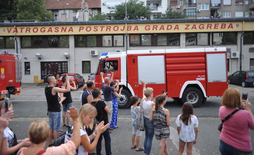 Zagrebački vatrogasci se uz zvukove sirena vratili u Savsku