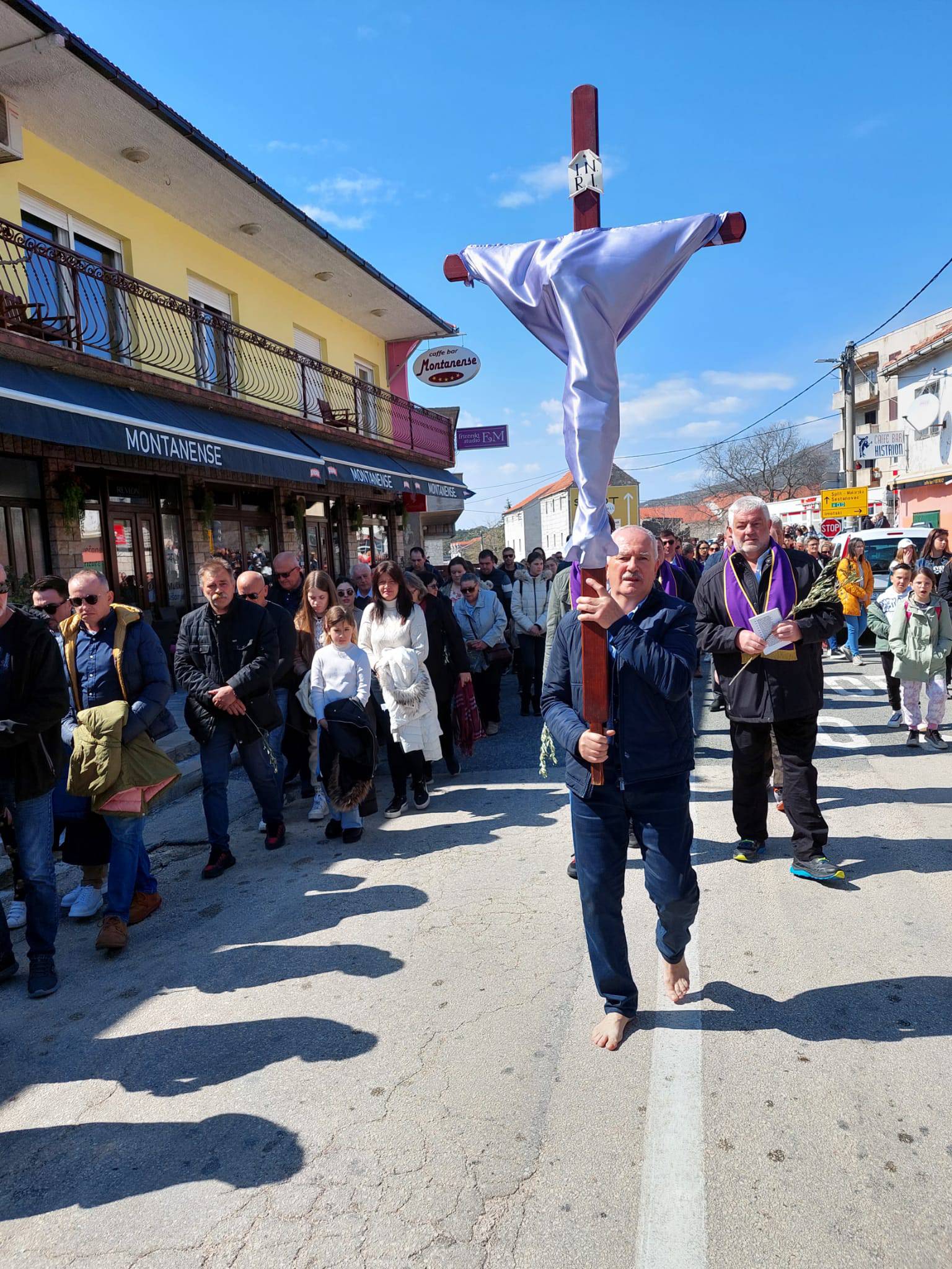 Križni put u Zagvozdu: Više stotina ljudi pratilo ga u molitvi