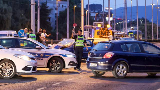 Zagreb: Prometna nesreća na križanju Ulice Milke Trnine i Avenije Marina Držića