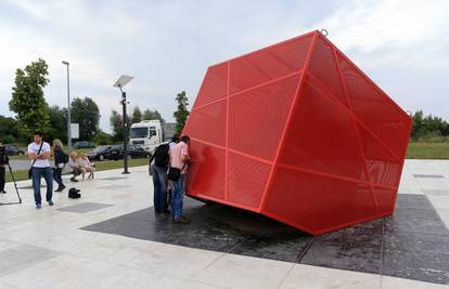 Osijek: Obnovljeni spomenik braniteljima stavili su u kavez