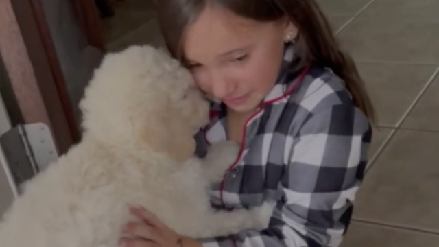 Ostvarenje snova za Claire (7) Dobila je psa za Božić unatoč alergiji na dlaku