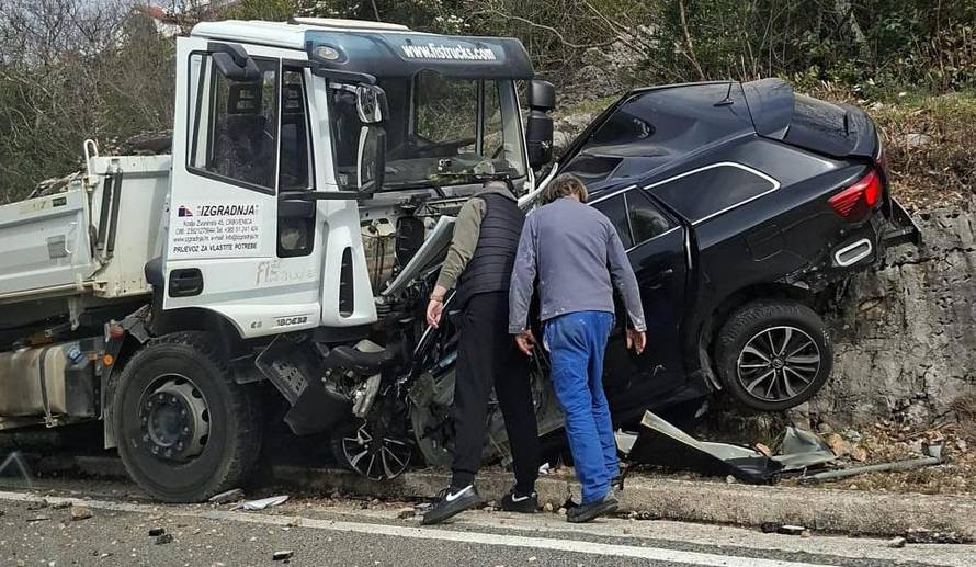 Detalji užasa kod Crikvenice: Autom pretjecao druge pa se zabio u kamion. Poginuo je