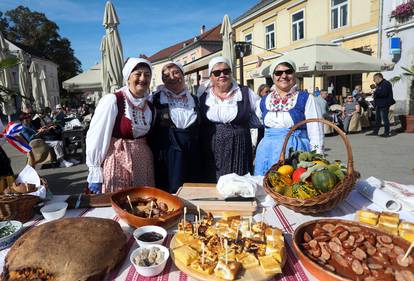 FOTO Samoborci i turisti uživali u delicijama kumica: U ponudi su bili čvarci, kruh, češnjovke...