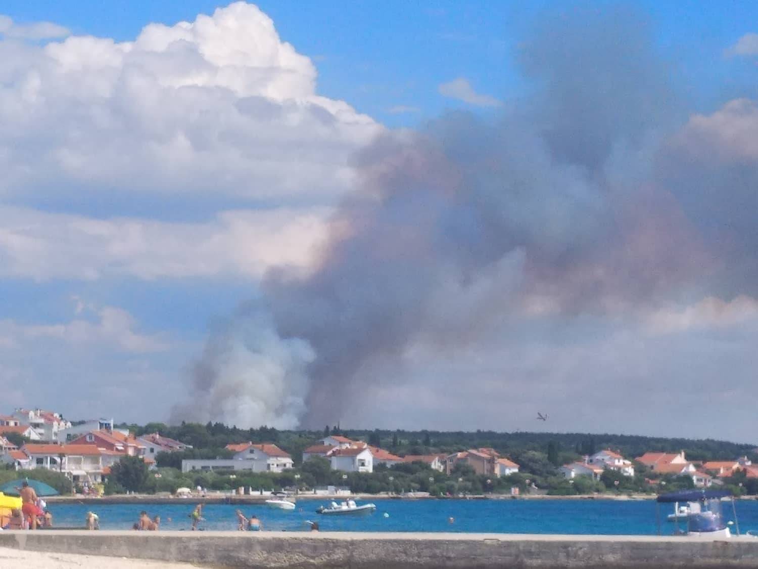 Crni dim vidi se sa svih strana: Gorjela borova šuma kod Zadra