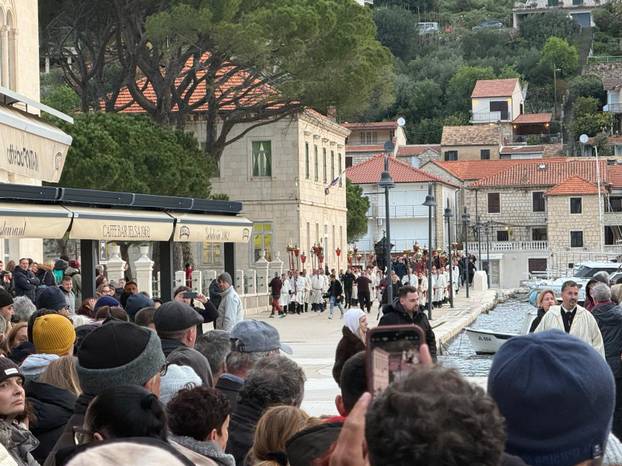 VIDEO Evo kako je križonoša završio procesiju u Jelsi: Cijelu noć nosio križ od 15 kilograma