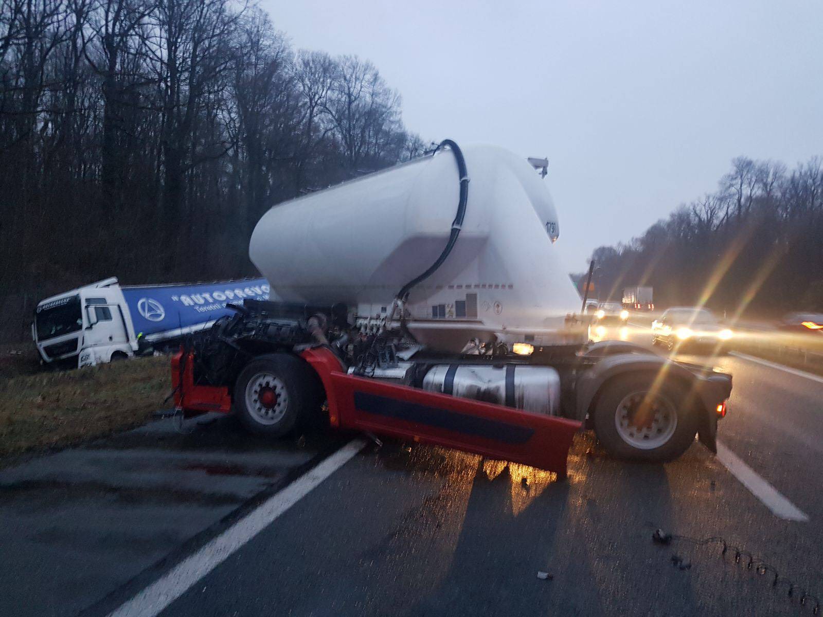 Sudar cisterne i šlepera na A3:  U nesreći ozlijeđen muškarac