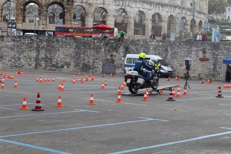 Policajci motociklisti natjecali se se u spretnosti u vožnji