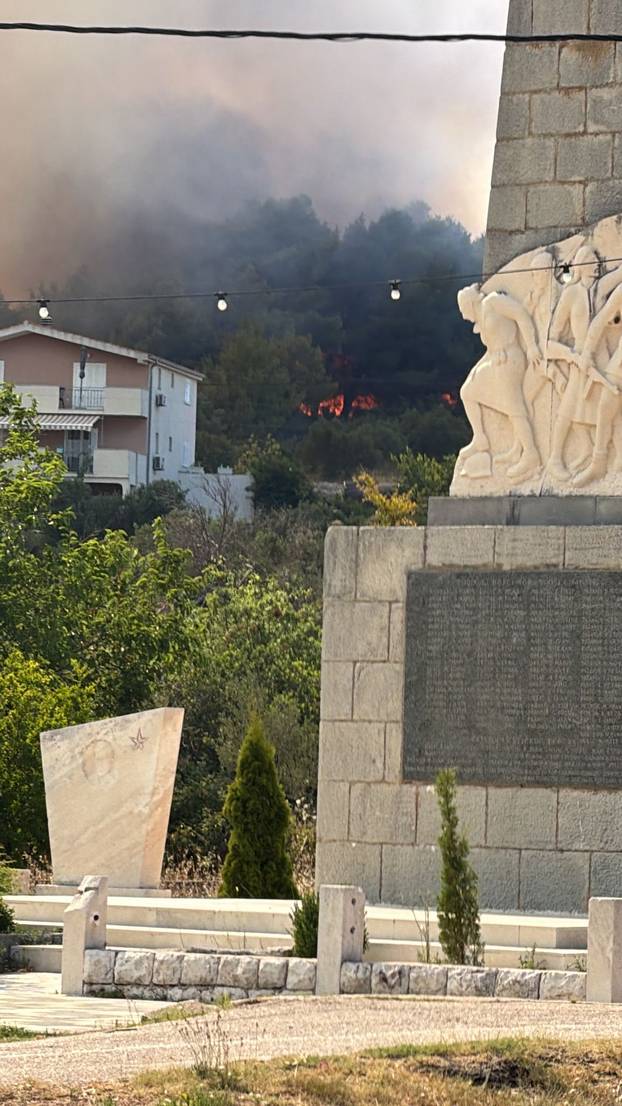 BUKTINJA U VINIŠĆU Vatrogasci spasili kuće od požara. Nebo kod Trogira prekrio je gusti dim