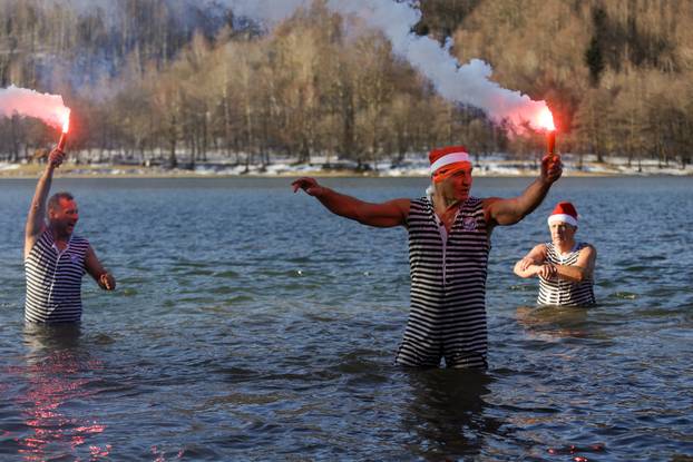 Fužine: Opatijski Kukali okupali se u hladnom jezeru Bajer