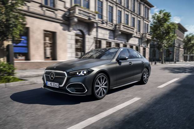 Vertraute Stärke auf einem neuen Niveau: Die neue Mercedes-Benz C Klasse bleibt sich treu – und wächst über sich hinausThe new Mercedes-Benz C-Class: Refined strength. Trusted continuity.