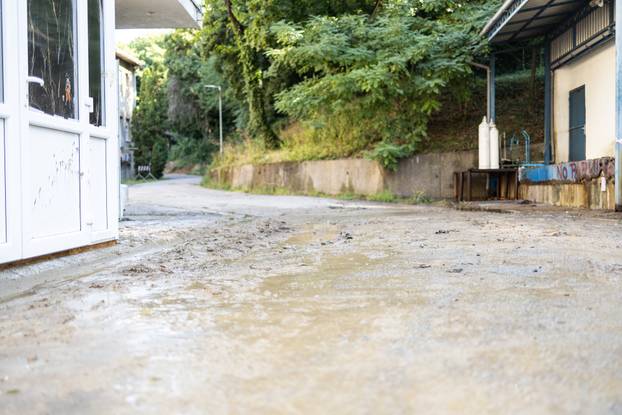 
Zagreb: Pukla cijev, voda prodrla u bolnički podrum u Rockefellerovoj