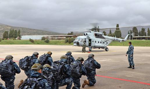FOTO/VIDEO Evo kako budu&cacute;i hrvatski marinci uvje&zcaron;bavaju zra&ccaron;ni desant: Ovo su kadrovi...