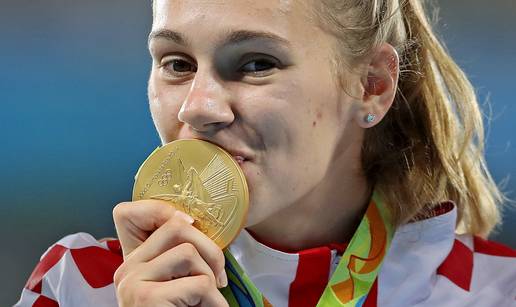 TKO JE SARA KOLAK? Nije imala za koplje, kupila joj je Sandra. 10 godina poslije opet je zlatna!