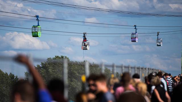 People rescued from stuck cable car gondola