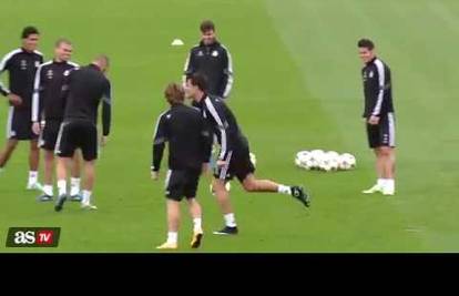 Opušteni na treningu: Modrić i C. Ronaldo dodavali se leđima