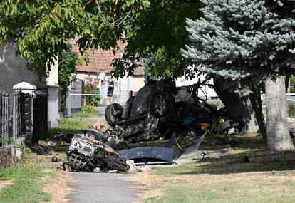 Slike strave i užasa: Poginuli mladići imali su 17 i 23 godine, motor je izletio iz automobila