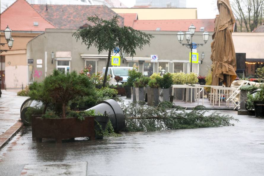 Zagreb: U staroj Vlaškoj popadale žardinjere 