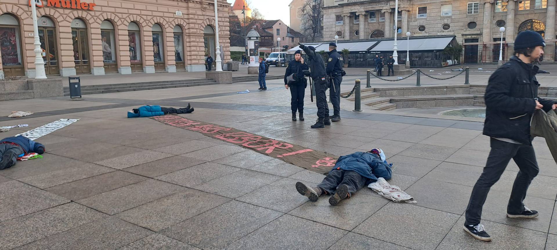 Molitelji ogradili dio Trga bana Jelačića samo za muškarce! 'Ne možete unutra, to nije za žene'