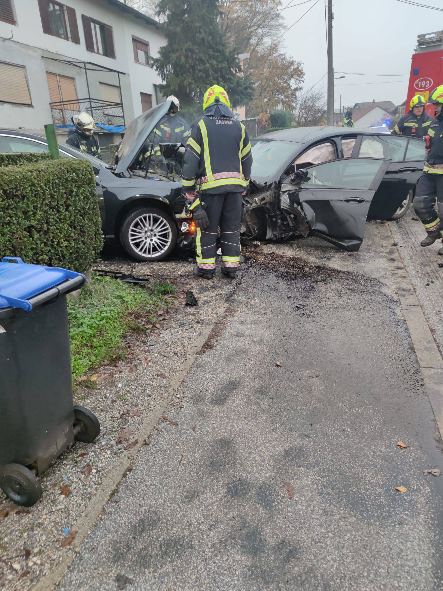 VIDEO Nesreća u Vukomercu: 'Sudarila se tri auta, vatrogasci pokušavaju razdvojiti vozila'