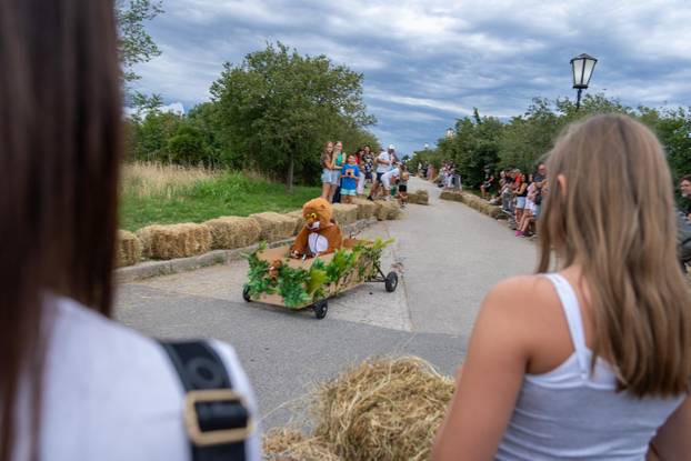 Senj: Održana 1. Senjska maškarana utrka 'Gravity race Senj 2025' podno tvrđave Nehaj
