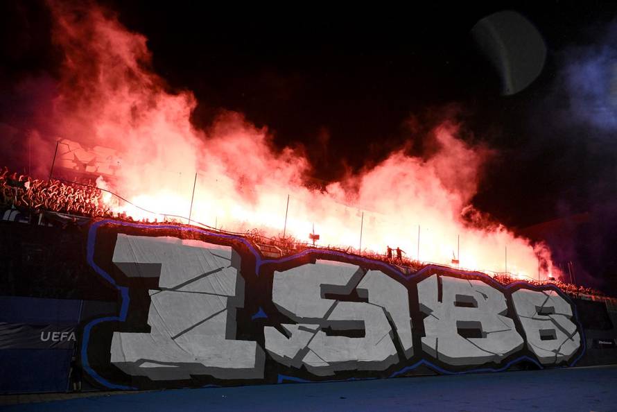 Atmosfera na tribinama tijekom utakmice Dinama i Vikinga u play-offu za ulazak u UEFA Ligu prvaka