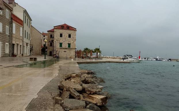 FOTO Saniraju štetu u Kaštelima nakon strašne oluje: 'Cijelu noć smo ispumpavali vodu. Bolje je'