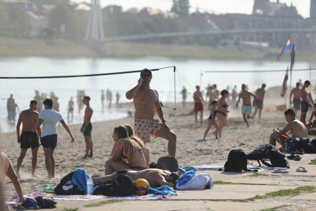 Osječani pronašli rashlađenje u Dravi