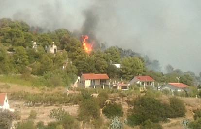 Buknuo požar na Braču: Vatra se opasno približava kućama