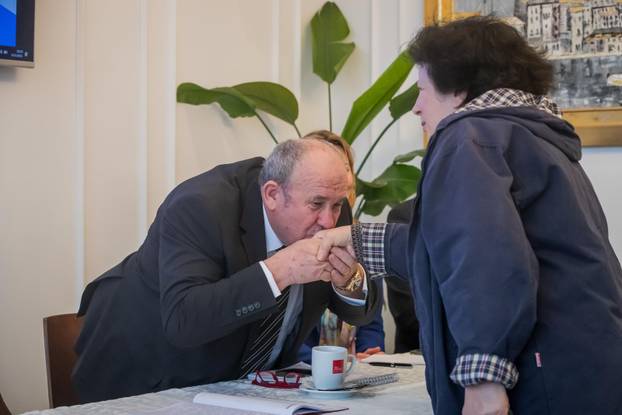 Split: Željko Kerum prije konferencije poljubio ruku svoje sestre Nevenke