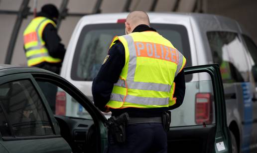 Beč: Mladić napao policajaca, htio ga izvući iz automobila