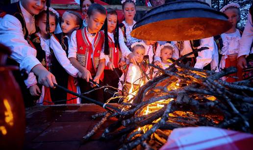 FOTO Dani komina, pure i brozina: Tijarica proslavila dane tradicije unatoč lošem vremenu