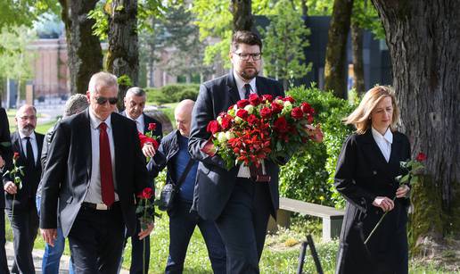 Izaslanstvo SDP-a položilo je vijenac na grob Ivice Račana na 16. obljetnicu njegove smrti