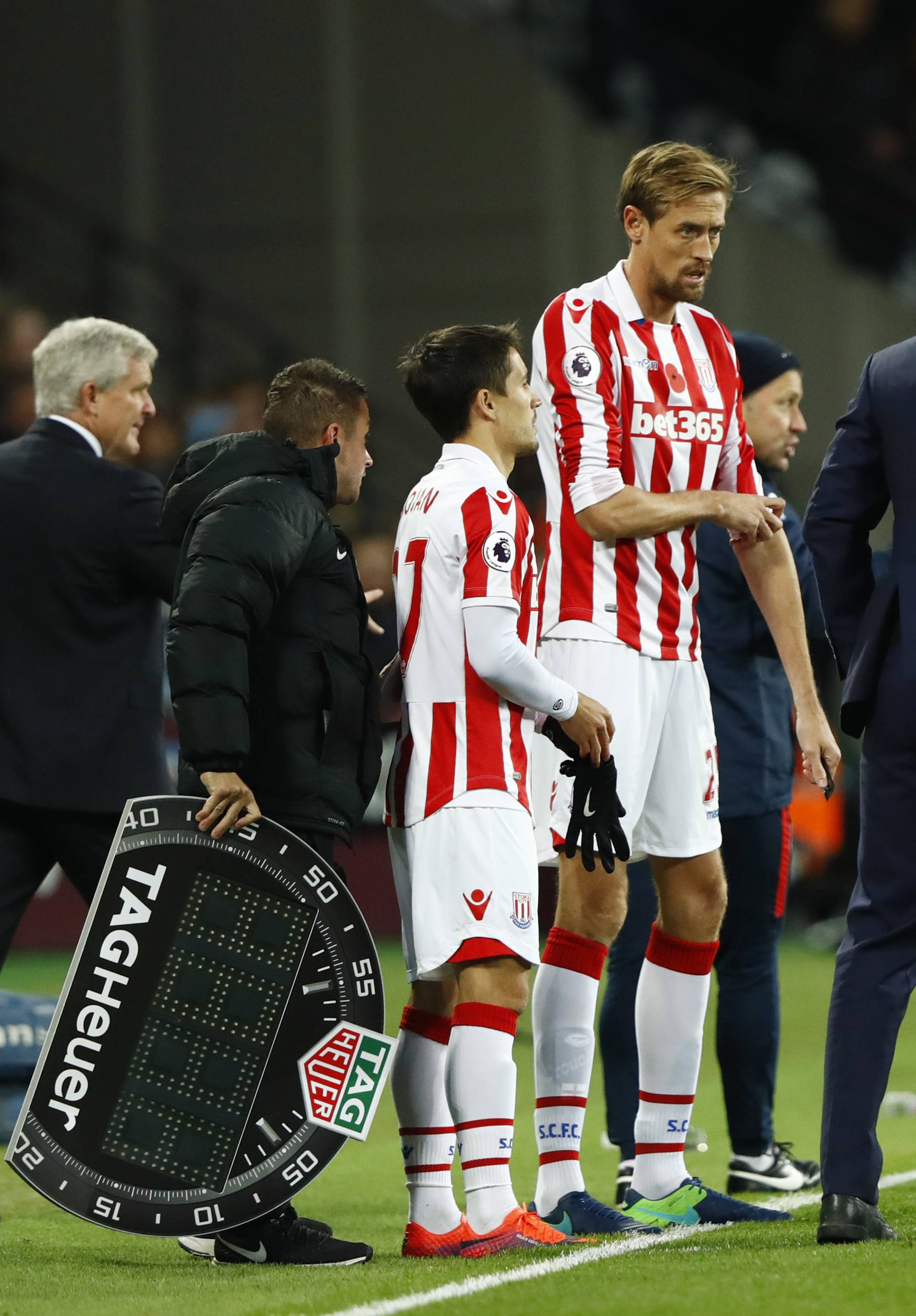 West Ham United manager Slaven Bilic gestures as Stoke City's Peter Crouch and Bojan Krkic wait to be substituted on