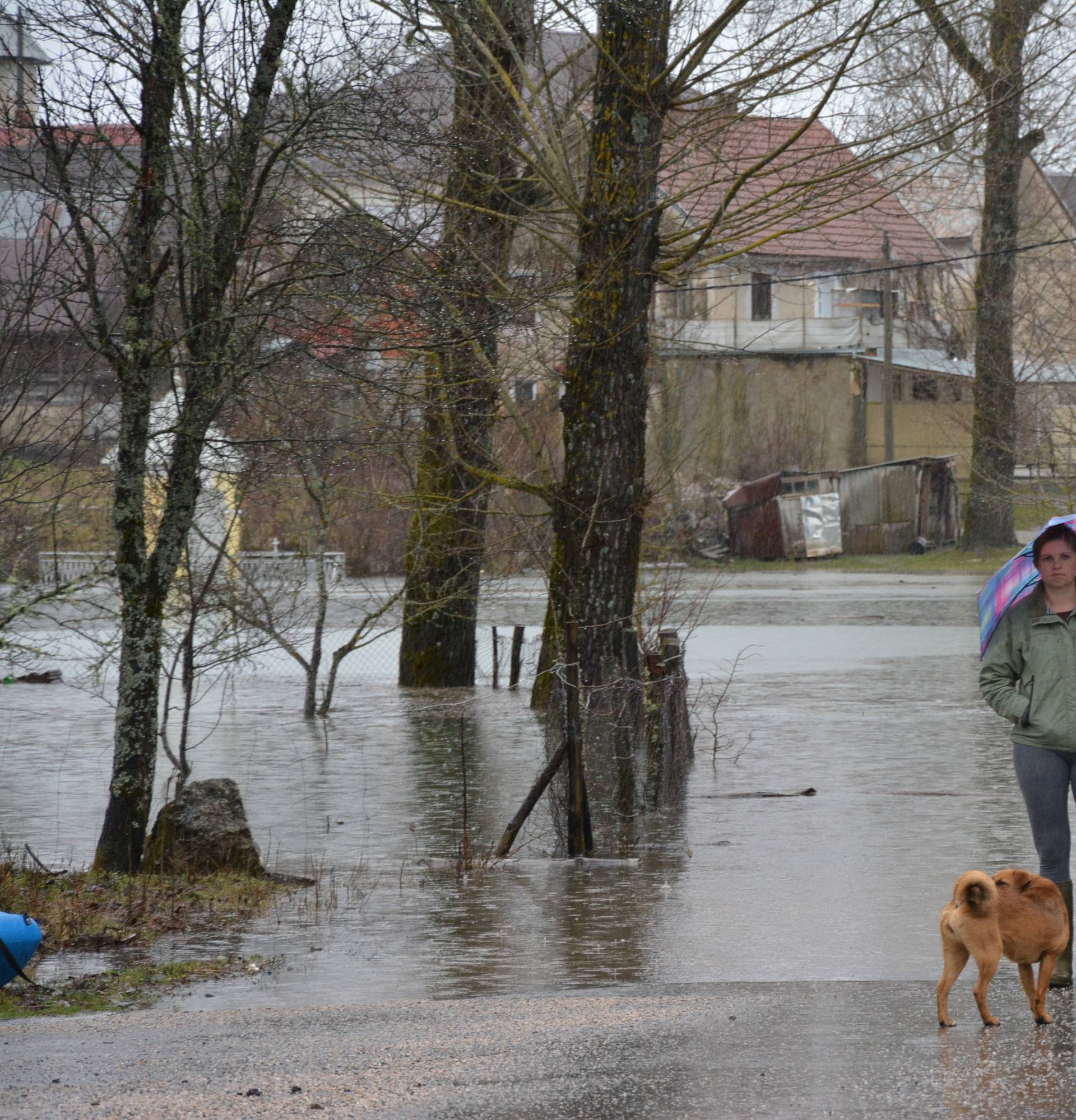 U Petrinji strepe od odrona, u Kosinju po hranu idu čamcima