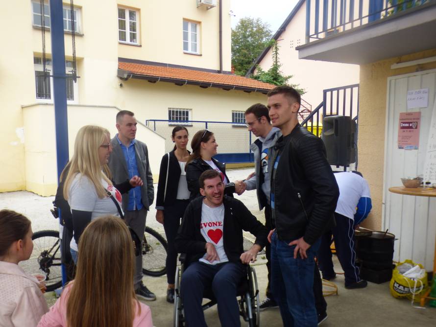 Bio je omiljeni profesor: Ostao invalid zbog zaraženog mesa?